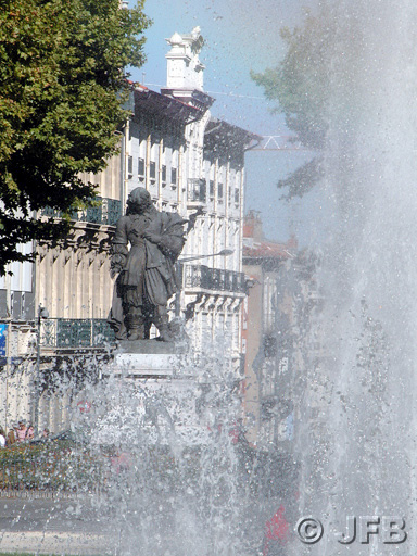 Statue de Paul Riquet à Béziers, vue à travers un jet d'eau