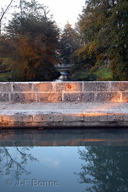 Au premier plan, le Canal de Garonne, en perspective, la rivière Avance. 
Dernières lueurs du soleil sur le parapet du pont. nous sommes sur le canal latéral à la Garonne, à Montpouillan. J'adore ces deux eaux qui se croisent...