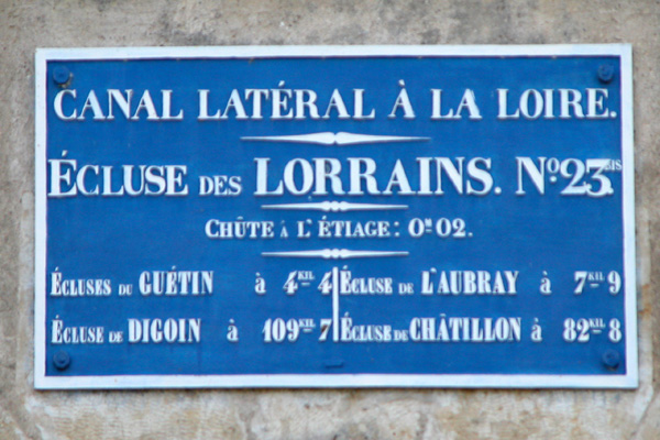 Il est écrit sur ce panneau : Canal latéral à la Loire - écluse des Lorrains. N°23 - Chute à l'étiage : 0,02m - écluses de 
Guétin à 4,400 km, écluse de l'Aubray à 7,900 km - écluse de Digoin à 109,700 km, écluse de Châtillon à 82,800 km