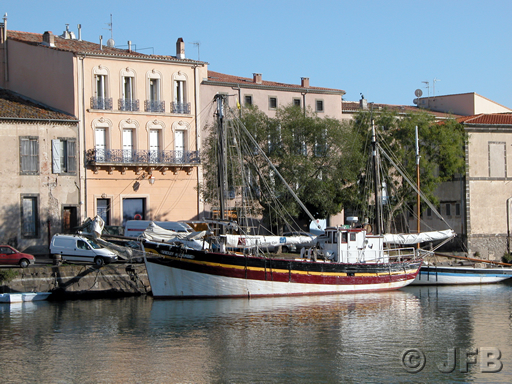 Quelques bateaux amarrés le long des Quais de l'Hérault