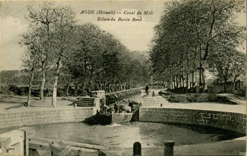 Vue d'ensemble du bassin rond. En face, c'est la direction de Sète, et à droite, c'est la direction du port d'Agde