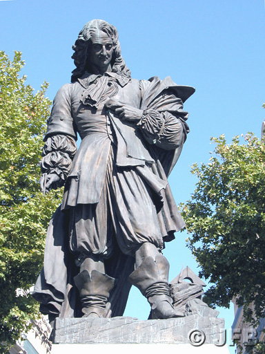 Statue de Paul Riquet à Béziers, vue de face, en contre plongée.