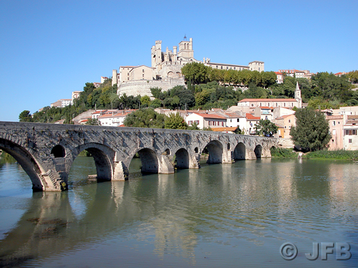 La rivière Orb, le vieux pont et la cathédrale