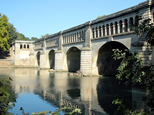 Le pont canal sur l'Orb, vue d'aval : Belles arches sur deux niveaux, eaux d'un beau bleu-vert