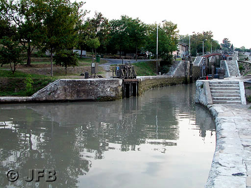 Le bassin le plus bas des écluses de fonsérannes, eaux grises