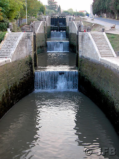 Vue prise Est-Ouest : Sur le pont-canal, trois bateaux naviguent vers Toulouse