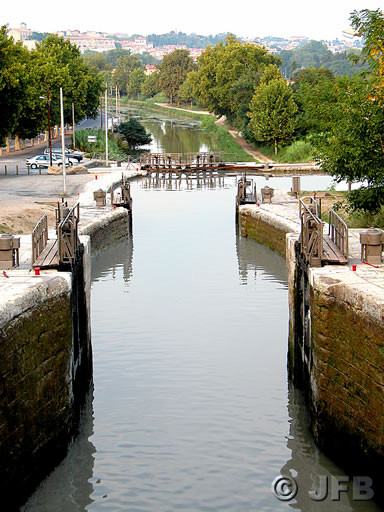 Vue d'aval : embranchement vers l'Orb, tout 
droit, et vers le Pont-Canal, à droite