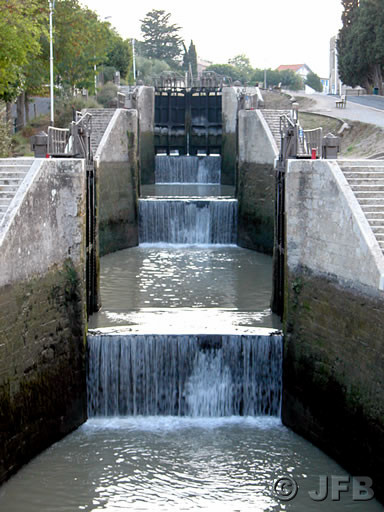 Vue de face de l'escalier d'eau toutes vannes ouvertes