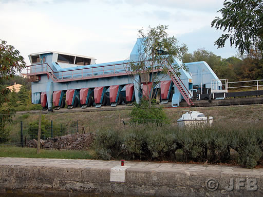 Le bassin roulant, de couleur bleue, qui permet de 
recevoir les péniches pour passer le dénivelé