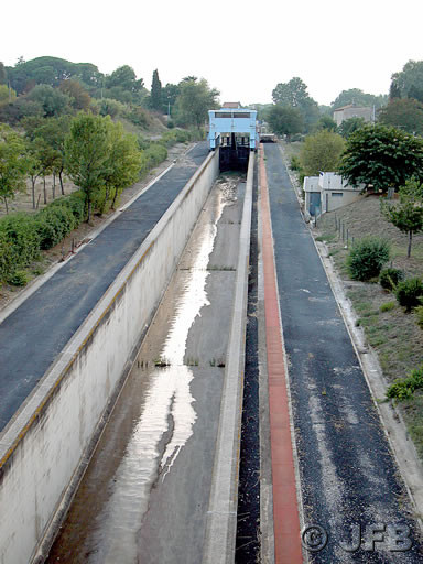 La pente d'eau : vue d'en bas. On aperçoit 
bien le dénivelé.