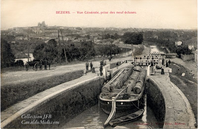 Canal du Midi : Aà Fonséranes, une péniche à l'éclusage, descendant vers Béziers