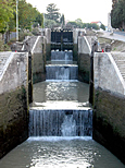 Vue d'amont et pespective sur l'escalier d'eau de Fonsérannes, toutes écluses ouvertes, sauf la plus haute