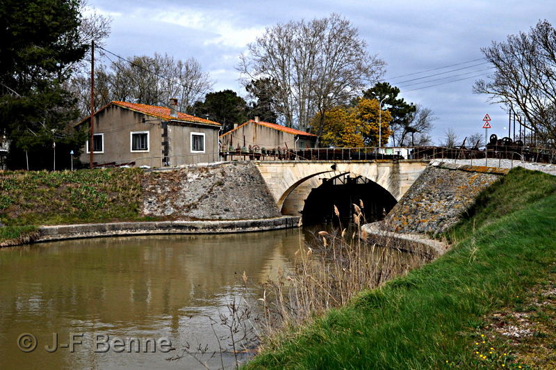 L'entrée des ouvrages du Libron côté Béziers. On aperçoit la maison du garde à gauche, le canal du midi et les deux premières arches qui supportent les bâches. On distingue au dessus de l'ouvrage, les dispositifs sur rails qui permettent leur ouverture ou leur fermeture.