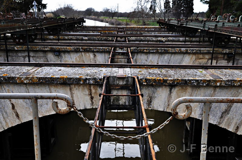 Partie Est des ouvrages du Libron : Vue des rails qui permettent aux baches suspendues de coulisser pour laisser passer le petit fleuve côtier. Ici, les bâches sont ouvertes et la priorité est au Canal du Midi.