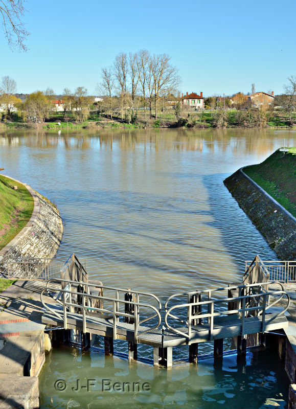 Ici, on voit une perspective du canal de Montech qui s'écoule vers le Tarn, à partir de l'écluse éponyme