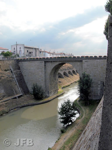 Le canal du Midi est encaissé, à l'ouest du port de Carcassonne