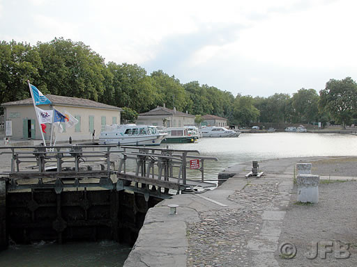 Le port de Carcassonne, vue d'amont, avec au premier plan, l'écluse