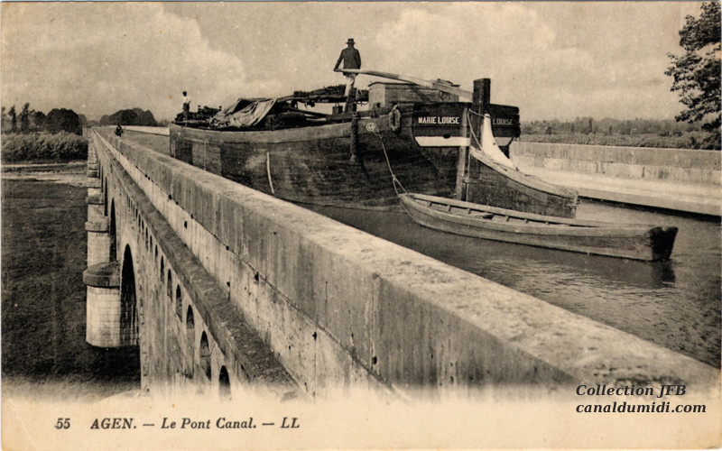 Carte postale ancienne du Canal latéral à la Garonne : Péniche sur le Pont Canal d'Agen remorquant une barque, 
vue d'arrière, on distingue bien le marinier.