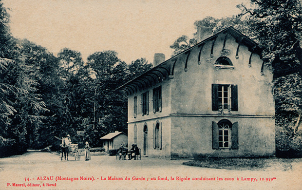 La Maison du Garde ; au fond, la Rigole de la Montagne conduisant les eaux au bassin du Lampy