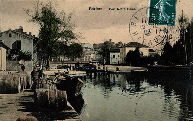 Carte colorisée : Barque amarrée sur les Quais ; quelques barriques de vin