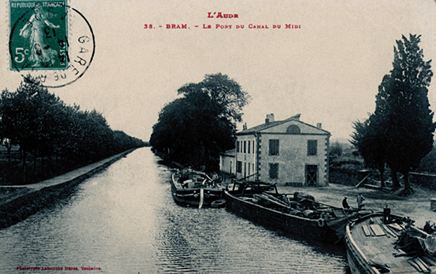 Trois bateaux amarrés au port de Bram ; vue de la maison du port ; perspective sur le Canal du Midi