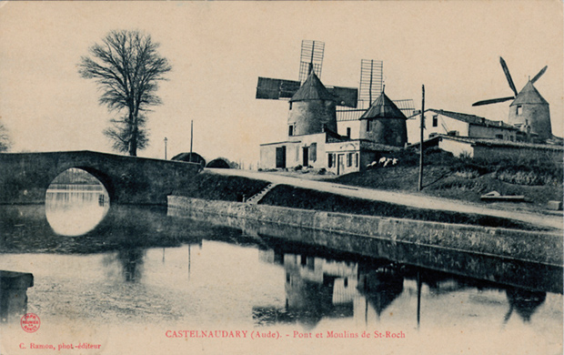Vue d'amont vers le Grand bassin de Castelnaudary, le pont et les trois moulins &agrave; vent dits de Saint Roch