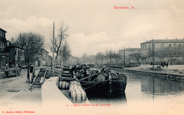 Canal de la Robine : P&eacute;niche amarr&eacute;e sur le quai