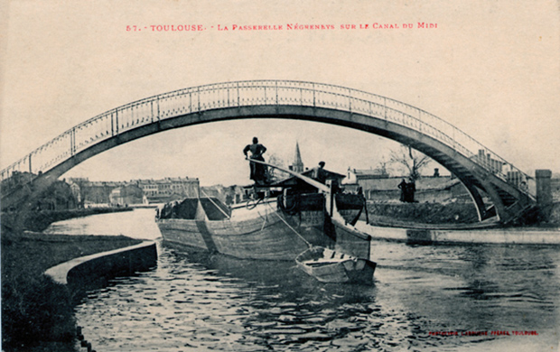 Une p&eacute;niche passe doucement sous la passerelles Negreneys, &agrave; Toulouse