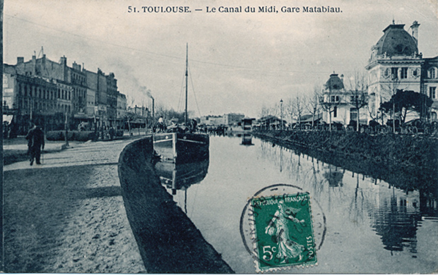 Nous sommes &agrave; Toulouse, il s'agit d'une vue des ann&eacute;es 1900, la gare se situe &agrave; droite, une p&eacute;niche est amarr&eacute;e &agrave; gauche, la vie suit son cours...