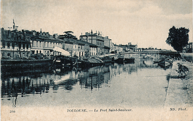 Le port Saint Sauveur, au d&eacute;but du si&egrave;cle. &agrave; gauche, quelques p&eacute;niches amarr&eacute;es, et &agrave; droite, deux p&ecirc;cheurs...