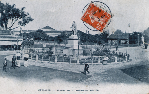 La statue de Paul Riquet, à Toulouse. Quelques passants... il s'agit d'une carte postale dans les années 1900...