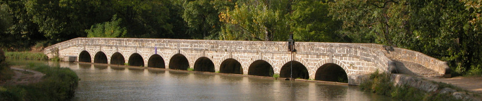 L'un des plus beaux épanchoirs du Canal du Midi. Il s'agit également d'un pont-canal qui franchit la rivière Argent-Double. Onze arches permettent l'écoulement du trop-plein d'eau.