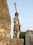 Statue d'un croisé anonyme, ayant servi sous les ordres de Simon de Montfort. Vue du profil droite, et en contre-plongée.