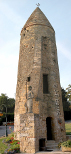 Comme son nom l'indique, cette tour est en forme de poivrière. A ses pieds, un croisé de 1209 monte la garde