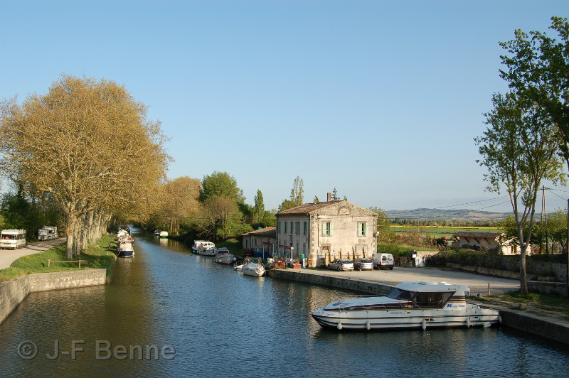 L'automne continuera encore un peu, sur le port du Canal du Midi à Bram, sitée romaine...
