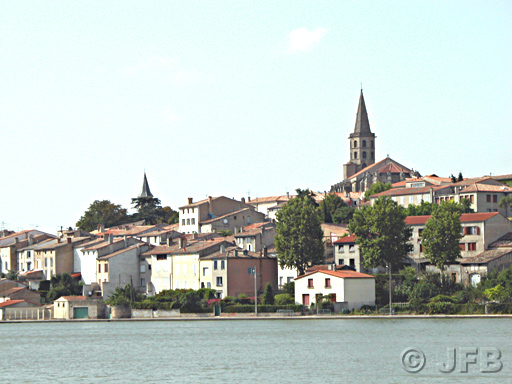 On aperçoit l'église de Castelnaudary avec pour premier plan, une partie du Grand Bassin, ou Canelot.