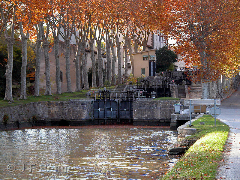 Il s'agit d'une photo datant de 2003, prise du même endroit que la carte postale précédente, mais on ne voit pas les maisons et il n'y a personne. C'est l'automne, les platanes ont grandi et les vantaux sont à présent métalliques.