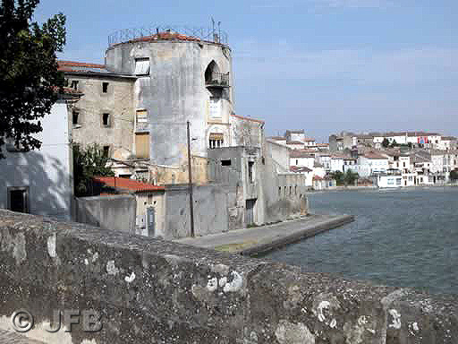 Depuis le pont qui sépare le port de Castelnaudary du Grand Bassin, dit Canelot, on aperçoit à gauche, un vieux moulin, dont les murs sont encore solides, mais dont les ailes ont disparu, et à droite, une partie du Grand Bassin.