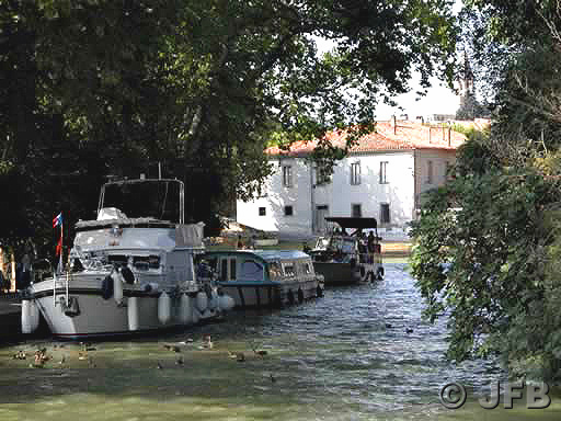 Beaucoup d'ombre entre l'île de Cybèle et les rives du Grand Bassin de Castelnaudary. L'ombre, en été, ce n'est pas superflu !