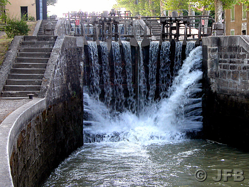 Magnifique écluse, qui fait que l'on se croirait à Versailles, une journée de grandes eaux. Des gerbes d'eau fleurissent depuis la vanne, pour l'instant close...