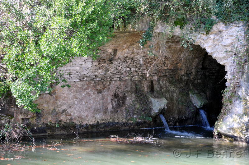 Sortie du canal de dérivation de l'ancien moulin, vue agréable des fontaines qui coulent sous la voûte