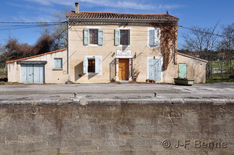 L'ensemble de la maison éclusière depuis la rive droite. Beau soleil du matin.