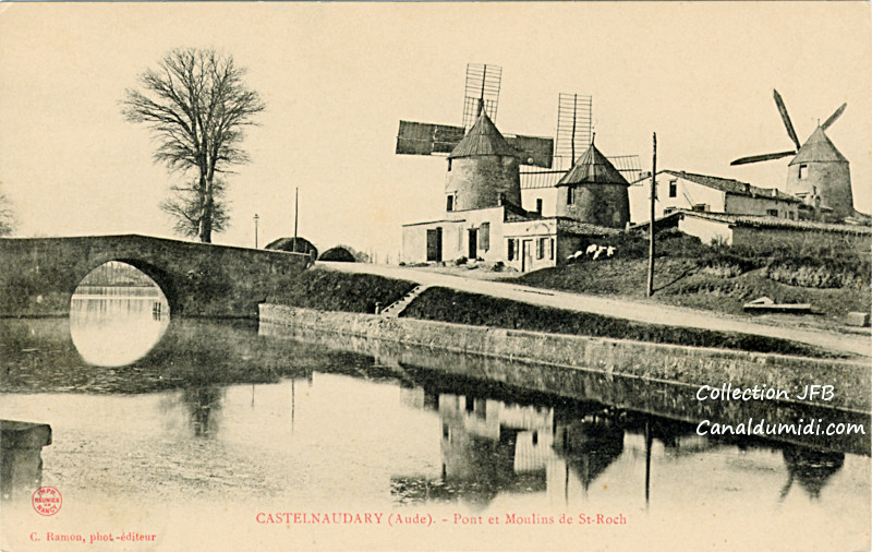 Carte postale ancienne légendée : Castelnaudary (Aude) - Pont et Moulins de Saint-Roch. On aperçoit au premier plan, le Canal du Midi et plus
    loin, de gauche à droite, le Pont Saint-Roch et sur l'autre rive, les trois moulins. Les deux premiers disposent de quatre ailes traditionnelles. Le plus proche déploie deux ailes et l'autre ne montre que l'armature. Le moulin le plus à droite est équipé d'ailes selon le système Berton. Très belle image...