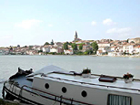 Péniche blanche et noire, grand bassin et église