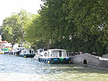 bateaux amarrés et petit épanchoir