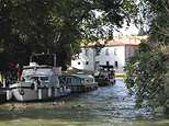 bateaux ammarrés sur les berges face à l'île de Cybèle