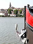 L'église de Castelnaudary. Au premier plan : bateau rouge et noir