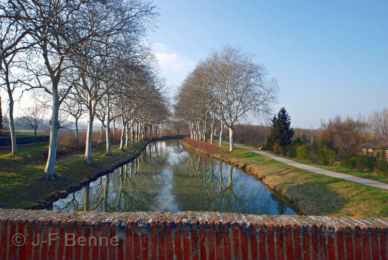 Le pont de Donneville, près de Toulouse, construit avec de belles briques bien rouges