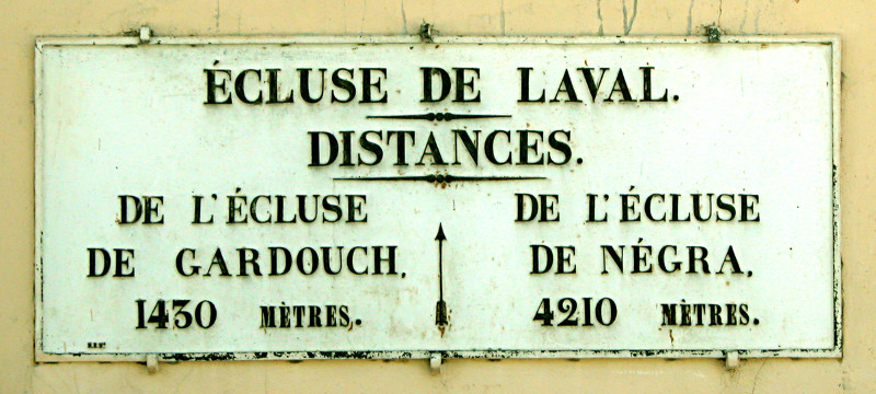 Le panneau des distances placé sur le Canal du Midi, nous dit : Au centre... Écluse de Laval - Distances. À gauche : De l'écluse de Gardouch
    1430 mètres, et à droite : De l'écluse de Négra 4210 mètres. Ce panneau des distances est photographié depuis la rive Nord du canal, ce qui explique la contradiction dans les liens qui suivent, où l'on va vers l'aval, et donc en direction de l'écluse de Négra, qui se situe à l'Ouest (à gauche), et vers l'amont, donc en direction
    de l'écluse de Gardouch, qui se situe à l'Est (à droite). Bien entendu, pour poursuivre la promenade sur le Canal du Midi, il faut vous imaginer que vous êtes placé côté Sud, comme pour toutes les cartes...