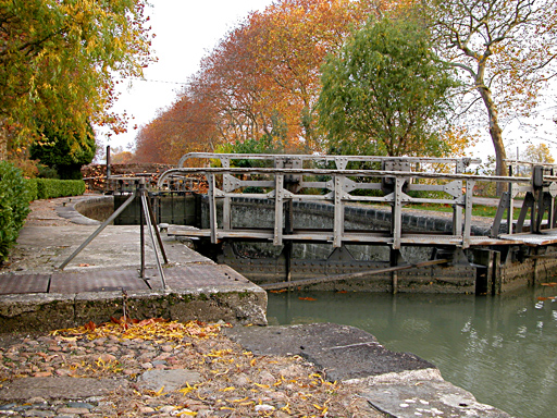 Gros plan sur la vanne de l'écluse de la Méditerranée. Manivelle de manœuvre